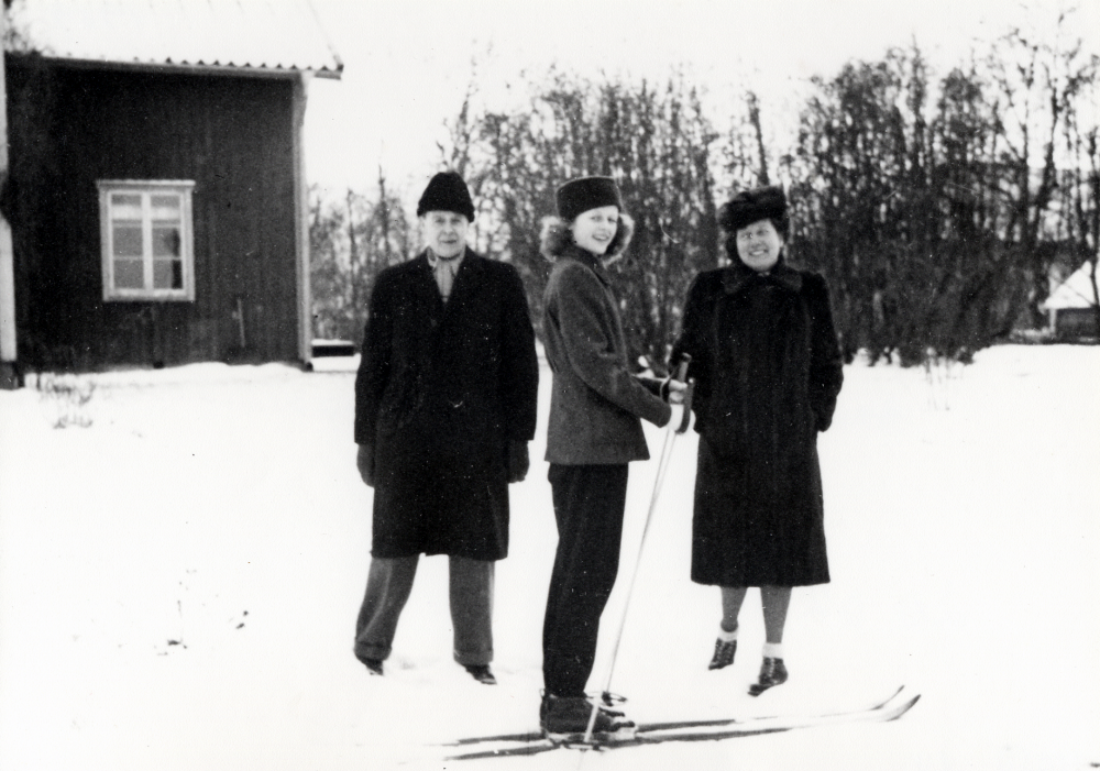 Ingrid Hammar, gift Rost, tillsammans med sina föräldrar Johannes (Hans) Hammar, född 1885 och Helen Hammar, född 1893, framför Vallentuna prästgård