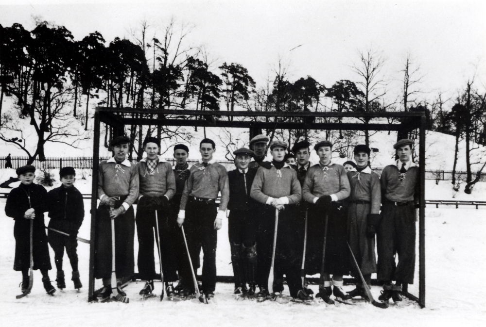 Vallentuna bollklubbs bandylag på okänd is, möjligen på vid Brunnsviken eller i Sollentuna.  Kända personer fr v nr 3 Sven Andersson Lundby, nr 4 Ragnar Pettersson, nr 7 Knut Johansson, nr 8 Gustav Karlsson, nr 9 Evert Krieg, nr 10 Harry Fors.  Övriga personer ej identifierade.  Enligt protokollen kan man se att namnen Lennart Dannemann, Göran Nordström, Charles Östervall och Eskil "Spiken" Johansson deltog i flera matcher.  Tröjorna förbryllar och kan ha lånats från fotbollslaget.