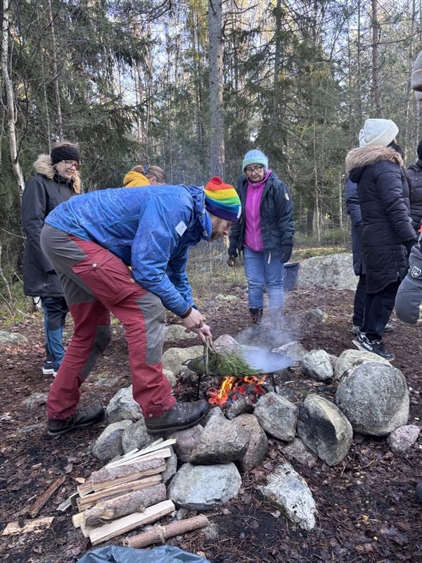 Personal, tillsammans med instruktörerna från Friluftsfrämjandet skapade en gemensam eld genom samarbete, ved, och bomull skapades en fin eld i kontrollerad miljö.