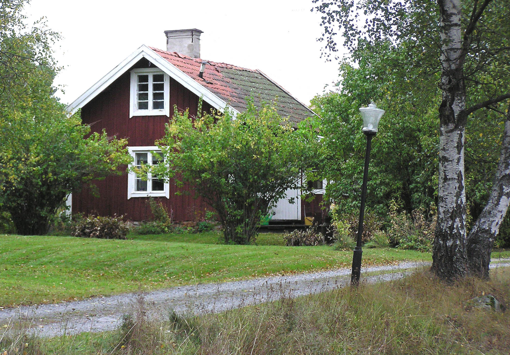 Båtsmanstorpet på Örsta, "Myrstugan”, har funnits sedan före 1776, då den första bevarade husförhörslängden finns bevarad. Namnet har torpet fått efter ängen ”Mossen” som ligger på södra sidan om vägen. På torpet bor Rotebåtsman No 23, Örman. Efternamnet går i arv från båtsman till båtsman och bygger på bynamnet där torpet ligger. I det här fallet alltså Örsta. Sista båtsman, Frans Wilhelm Örman, flyttade ut i november 1897 och blir därefter statdräng på Angarns Alby.

I båtsmanstorpet bor därefter någon torpare, men mest arbetare. Torpet finns kvar i dag, 2019, men syns knappast bakom träd och andra byggnader. Det ligger precis på gränsen mot grannbyn Granby. På bilden går Drottning Kristinas postväg alldeles framför farstun.

Bakgrunden är retuscherad.