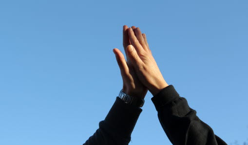 Två händer som gör en high five