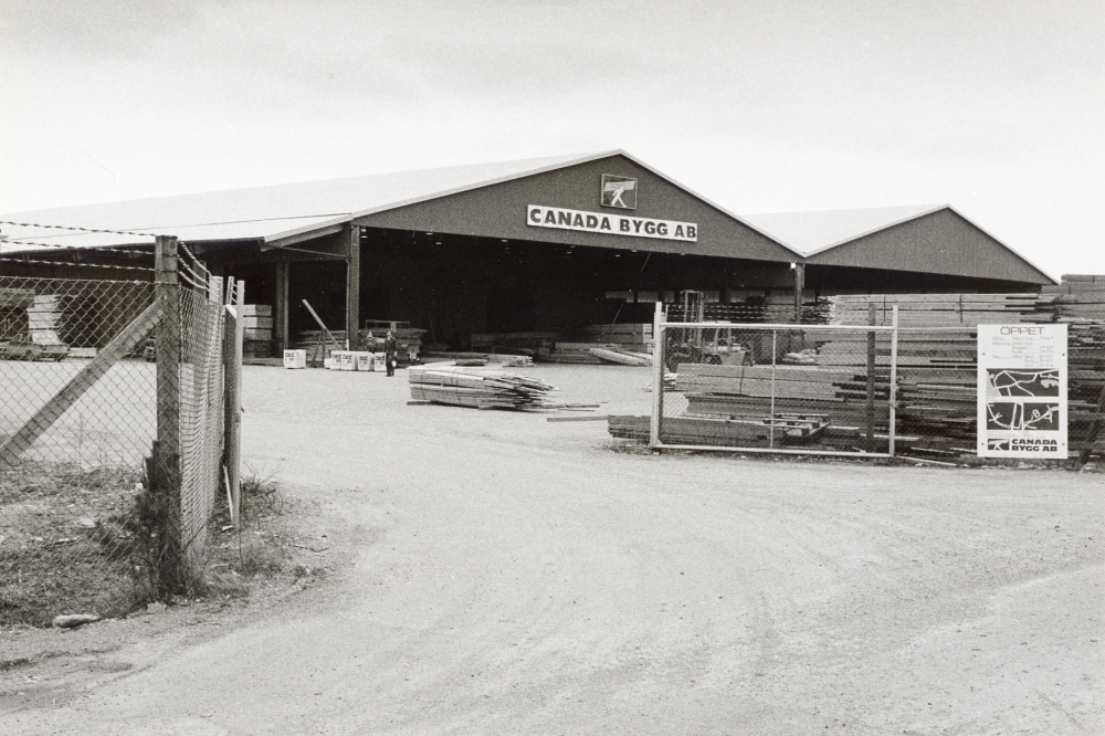 Canada bygg AB i Rosendals industriområde med adress Vargmötesvägen säljer virke och annat byggnadsmaterial