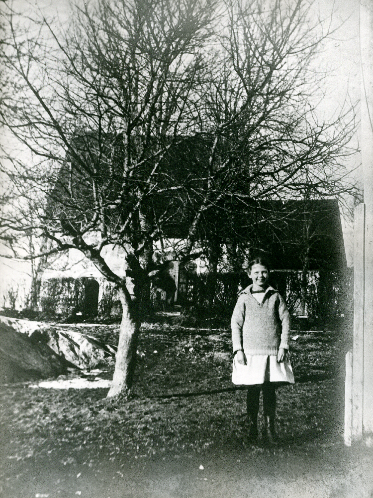 Asthild Johansson utanför Össeby-Garns kyrka. Asthild, 1914-1930, var dotter till Johan August Johansson