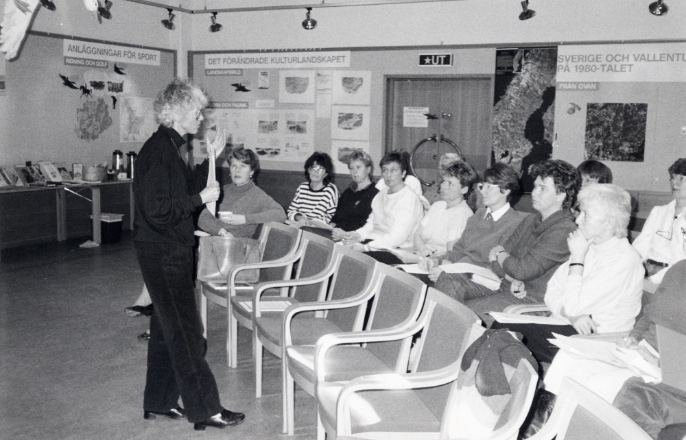 Bland hemtjänstpersonal som arbetar på distrikt och dagcentral finns ombud, DC- och kulturombud, som skall vara en länk mellan Vallentuna bibliotek och kunderna, samt också ge arbetskamrater en kulturell information. Våren 1989 ordnar biblioteket utbildningsdagar. Här berättar       litteraturhistorikern Britt Dahlström om kvinnolitteratur och memoarer.