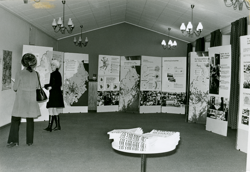 Landstingets utställning kring Regionplan 70 visa i Vallentuna kommunalhus.

•Fotografiet ingår i bildserien ”Vardagsliv i Vallentuna kommun” av Rachael Gough-Azmier & Gunilla Blomé, Haga Studios HB.