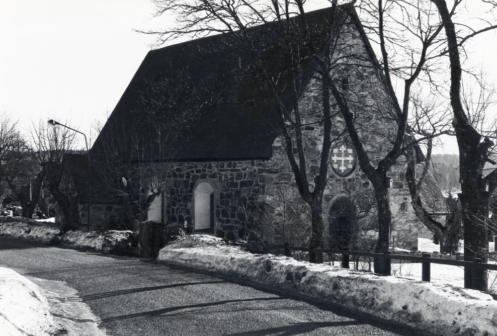 Kårsta kyrka sedd från vägen mot Kårsta stationssamhälle