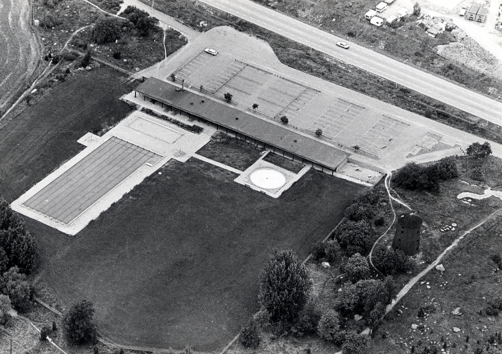 Flygfoto över Kvarnbadet. T h syns Väsby kvarn utan vingar