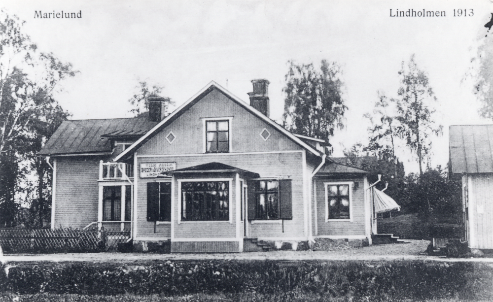W Roséns speceri- och diversehandel  vid  Lindholmens järnvägsstation.   Wilhelm Rosén  hyrde en bostadslänga som tillhörde Lindholmens gård den 24 september 1892 och inredde den till handelsbod.  Affären övertogs av sonen  David Rosén.  Hans dotter  Kerstin Åkerberg  drev  affären tillsammans med sin man  Sven Åkerberg fram till den lades ner 1989.  Affärsfastigheten hette  Marielund