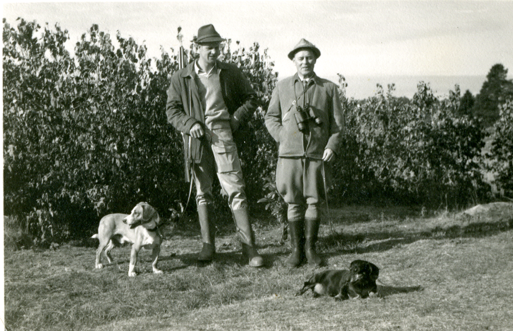 Två jägare, t v Lennart Jansson med hunden Piro från Orkesta Lundby och Egon Falén med tax uppe vid soldattorpet som tillhör Orkesta Lundby.  Egon Falén köpte soldattorpet, Orkesta Lundby Rote 104, som sommarställe 1957. Där bodde från 1980-talet sedan Lennart och Marie-Louise Janssons son Urban. Marie-Louise och Lennart köpte torpet och flyttade in 17 april 1994, 2009 bor de fortfarande där