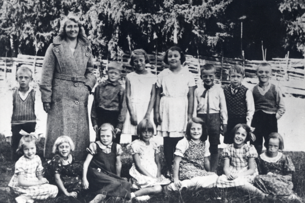 Lärarinnan  Valborg Wallin-Erikson  tillsammans med skolbarnen vid  Orkesta småskola  Bakre raden fr v:  Stig jansson,  Karl-Erik Jansson, Rose-Marie Bäckman, Britta Hedlund,  Arne Lundkvist, Folke Thunberg  och Bert Lindström. Främre raden fr v:  Gerd Forsberg, Gurli Larsson, Maj-Britt Jansson,  Ulla Torselius, Aina  Andersson, Ulla-Britt Forsberg  och  Anna-Greta Lundkvist