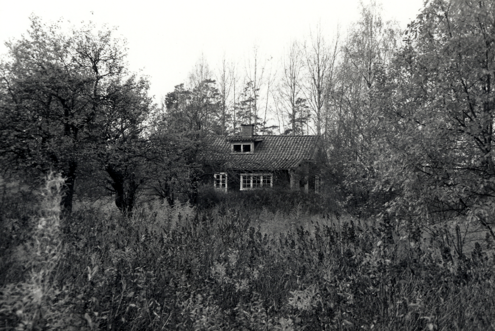 Torpet Bällstalund i södra delen av Vallentuna strax före rivningen.  Torpet låg mellan Stockholmsvägen och Bällstalundsvägen på norra sidan om infarten till Tallåsvägen