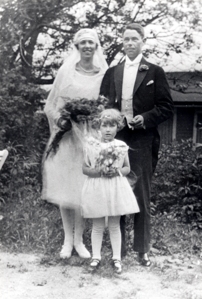 Josef och Margareta Andersson efter vigseln i Vallentuna kyrka.  Brudnäbb är Josefs systerdotter Elsie Löfgren, senare gift Sandhed.  Josef och Margareta arbetade båda som lärare i Ovansjö.  Josef flyttade till Vallentuna 1926 och Margareta sannolikt i samband med bröllopet 1928.