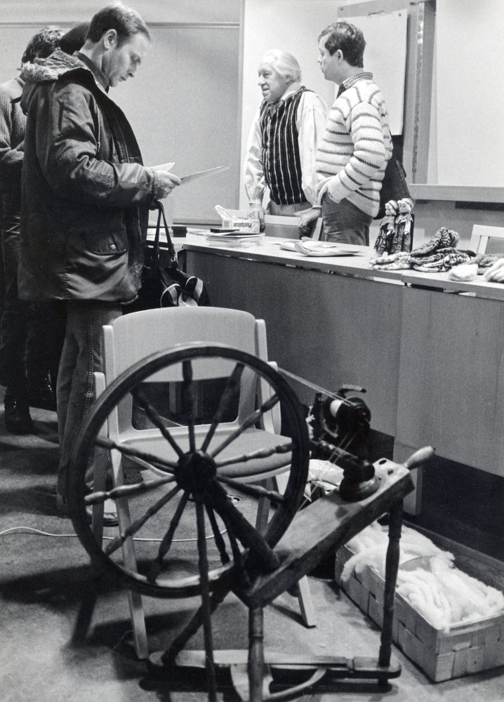 Runö, svenskön i Rigabukten, en utställning i Vallentunasalen 4-16 mars 1985.  Jacob Steffensson, som själv kommer från Runö, berättar och visar bilder i anslutning till utställningen i programmet Kring svenskön Runö.  Här samtalar föredragshållaren med åhörarna efter programmets slut