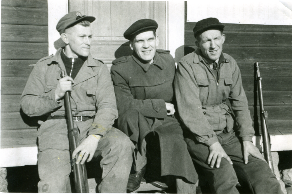 Skyttetävling i Rydbo 1943, kretstävlan eller länstävling möjligen. Segrande Vallentuna laget (3-lagspriset), från vänster Harald Ek, Gösta Bornholm, Bertil Ekström.