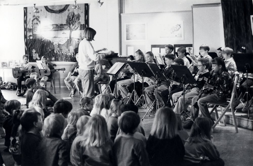 Vallentuna musikskola ger konsert i Vallentunasalen för kommunens sexåringar.  I Vallentunasalen pågår utställningen "Konst i skolan"