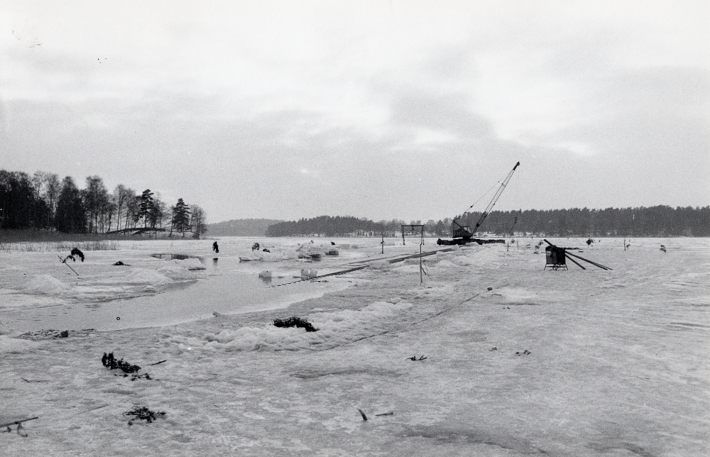 Vallentuna värmeverk AB lägger ut kabel och trummor på Vallentunasjöns is för nedgrävning i sjöns lerbotten för återvinning av värme