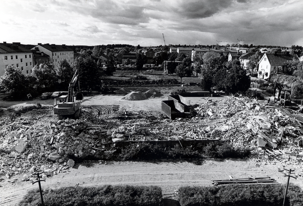 Vallentuna kommunalhus har rivits i mitten av september 1986.  Den södra flygeln byggdes 1950, mellandelen och norra flygeln var klara 1954.  Ett nytt kommunalhus skall byggas på samma plats