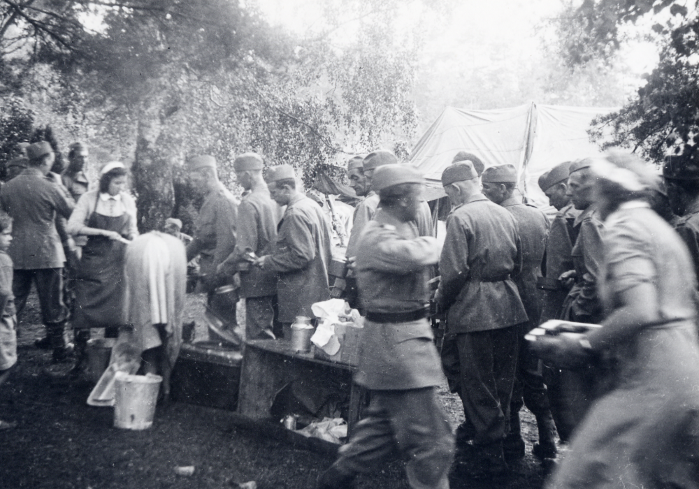 Rimbo skolkompani  utrustas vid  landstormsförrådet nr 46  vid  Hjälmsta skola  vid  mobiliseringen  1939. Här utspisas manskapet vid  Röda skolan