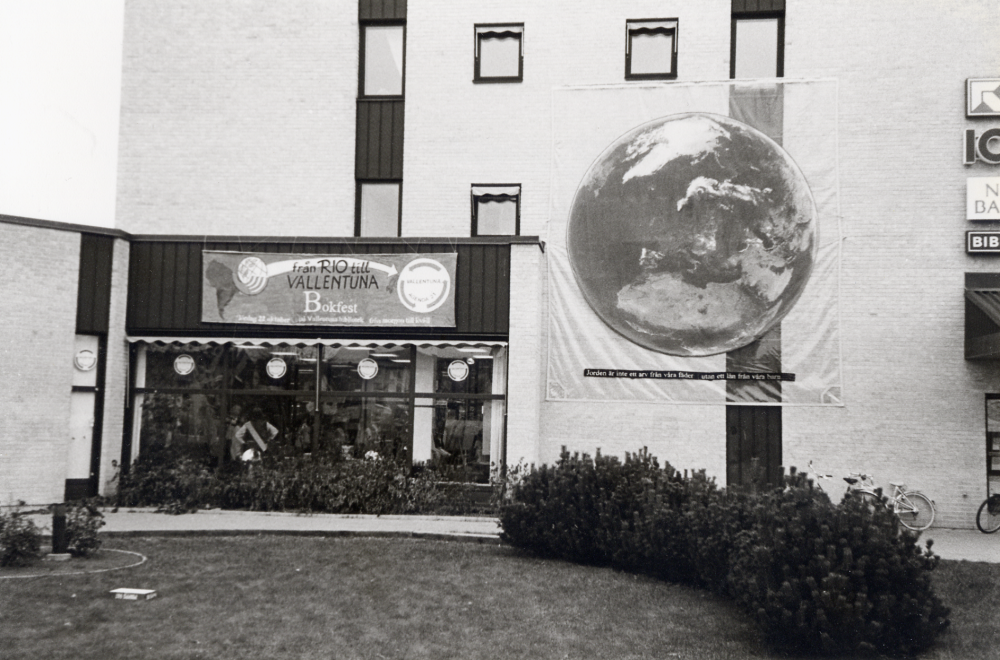 Bokfest  1994 med tema Från Rio till Vallentuna – startskott för Agenda 21-arbetet i Vallentuna kommun.  Föreningar i Vallentuna presenterar en miljövänlig verksamhet.  På Tärningens fasad hänger bokfestens logotyp och ett stort jordklot med text "Jorden är inte ett arv från våra fäder  utan ett lån från våra barn"