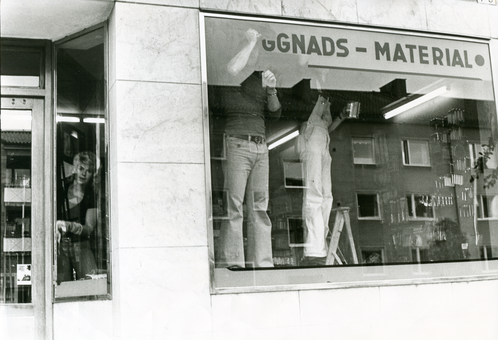 Vallentuna järnhandel genomgår en ytlig renovering.
•Fotografiet ingår i bildserien ”Vardagsliv i Vallentuna kommun” av Rachael Gough-Azmier & Gunilla Blomé, Haga Studios HB.