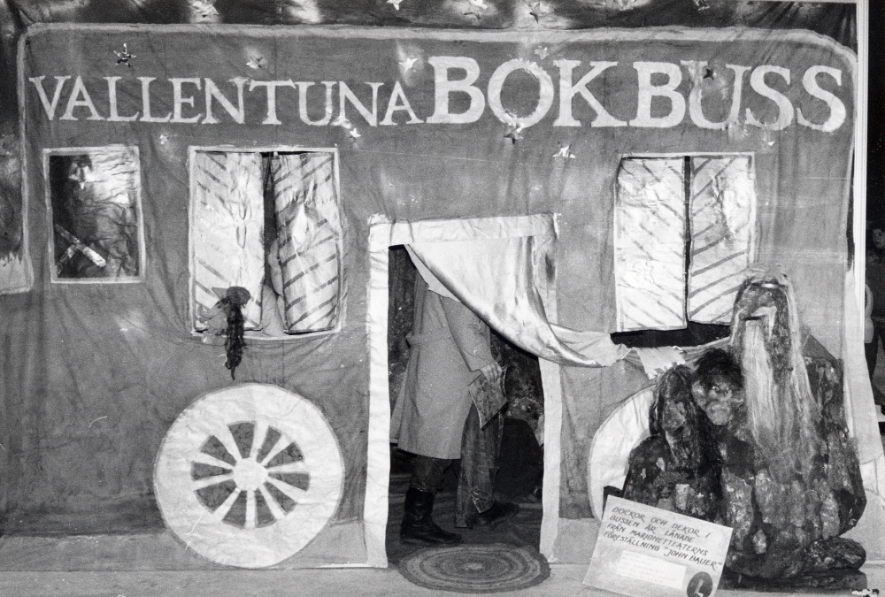 Vid Föreningarnas festival i Vallentuna ishall 19-21 april 1986 fick föreningar och kommun presentera sin verksamhet med utställningar, sång och musik. Här syns Vallentuna biblioteks monter byggd som en bokbuss med sagogrotta. Utanför och inuti bussen fanns troll utlånade från Marionett-teaterns föreställning John Bauer.