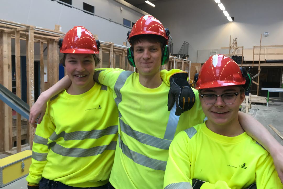 Tre grabbar i gula kläder