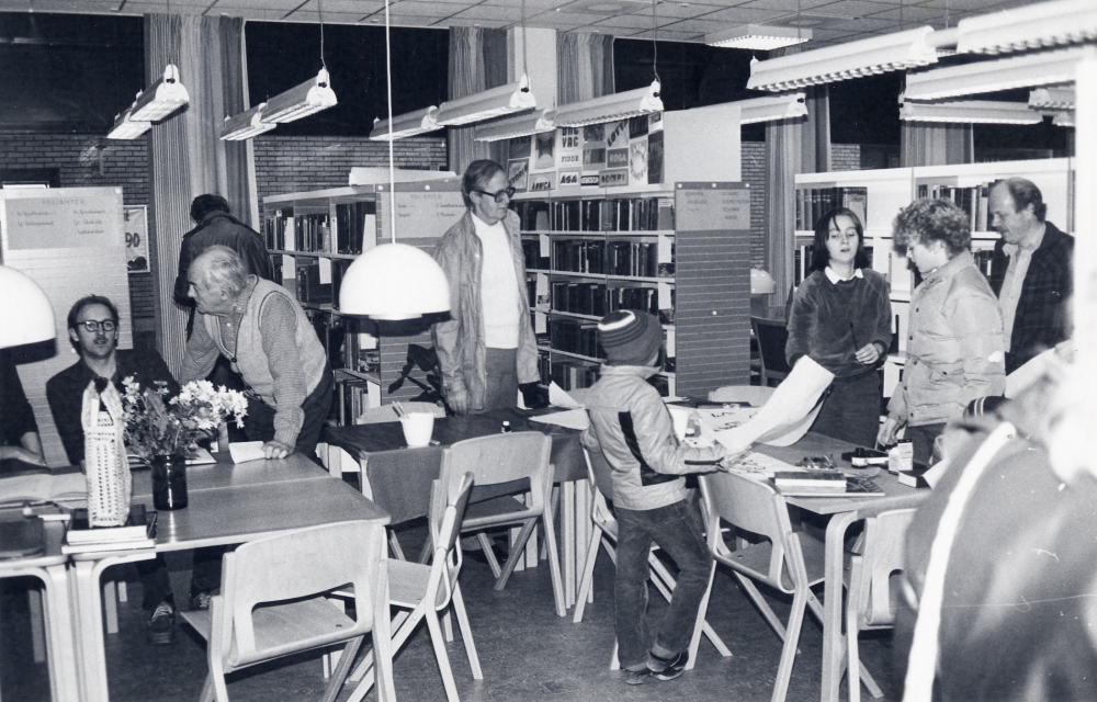 Skrivarverkstad i Vallentuna bibliotek där skriften presenteras på olika sätt. Idé och utföranade Eva Rahmqvist.  Här samtalar vid bordet t v historikern Sigge Rahmqvist med Martin Linder.  Överallt i biblioteket pågår olika aktiviteter med skriften i olika former