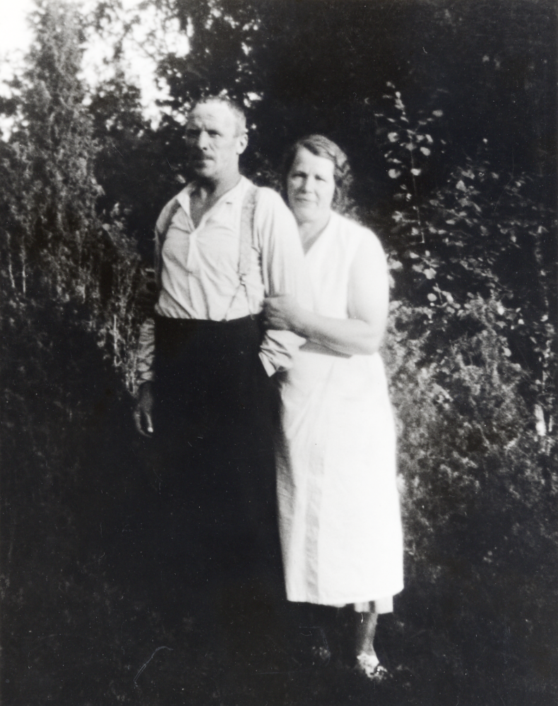 Einar och Maria "Maja" Lejholm bodde i Kärrdal mittemot skjutbanan vid Fågelsången i Vallentuna.  Einar skötte skjutbanan, jagade och fiskade för eget behov.  Redskap till fisket hade han i en bod vid Kyrkviken