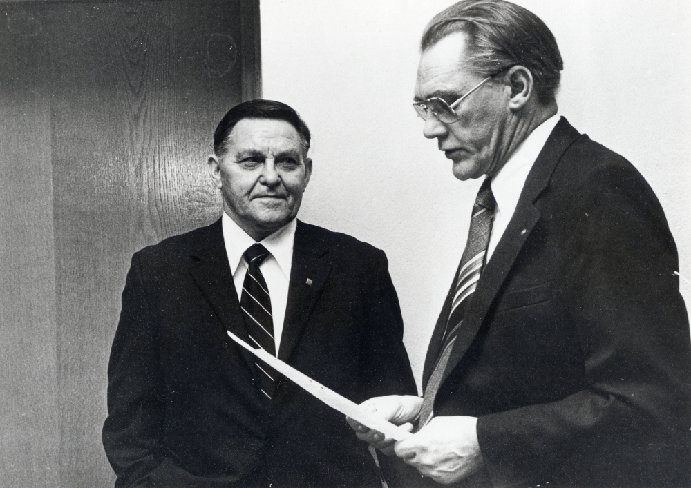 Bertil Tillborg får Svenska kommunförbundets guldmedalj för insatser i kommunalpolitiken av kommunalrådet Carl-Erik Wikström.  Bertil Tillborg var född 1912 och avled 1979.  Han var kommunalfullmäktiges ordförande 1959 till 1973, 2 vice ordförande från 1974