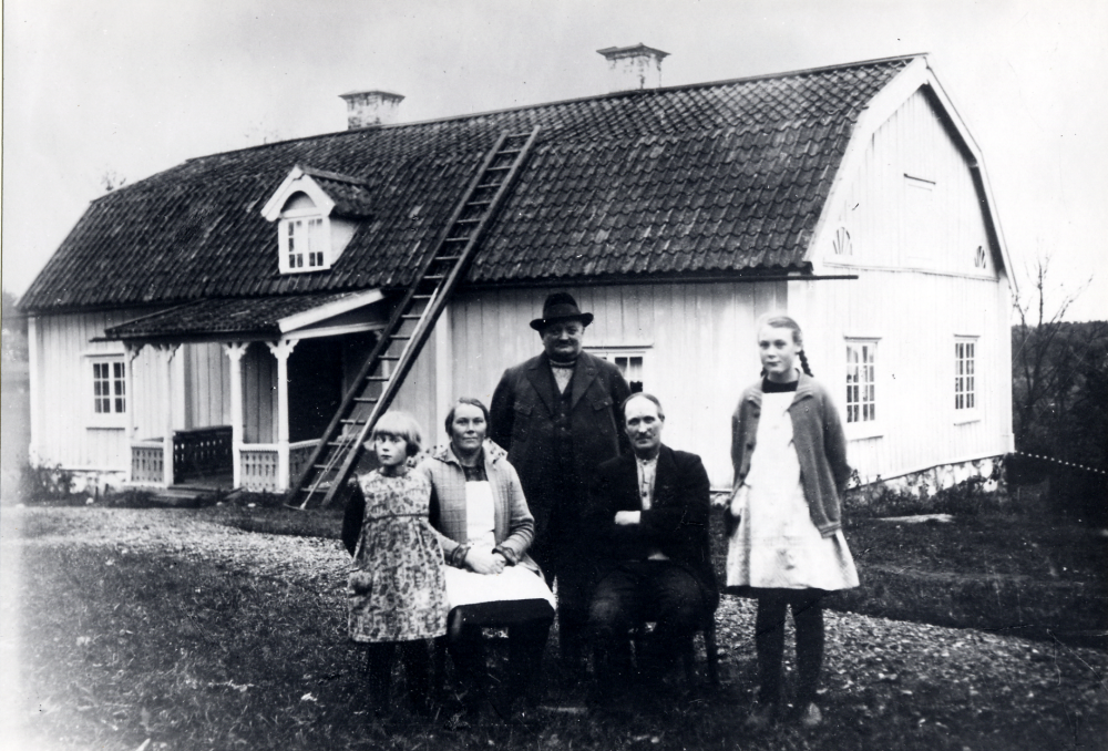 Vreta gård i Markim. Utanför boningshuset står fr v Iris Jansson, gift Almgren, Anna Jansson, Axel Wallin, en bekant till familjen, David Jansson och Alice Jansson, gift Sjöman