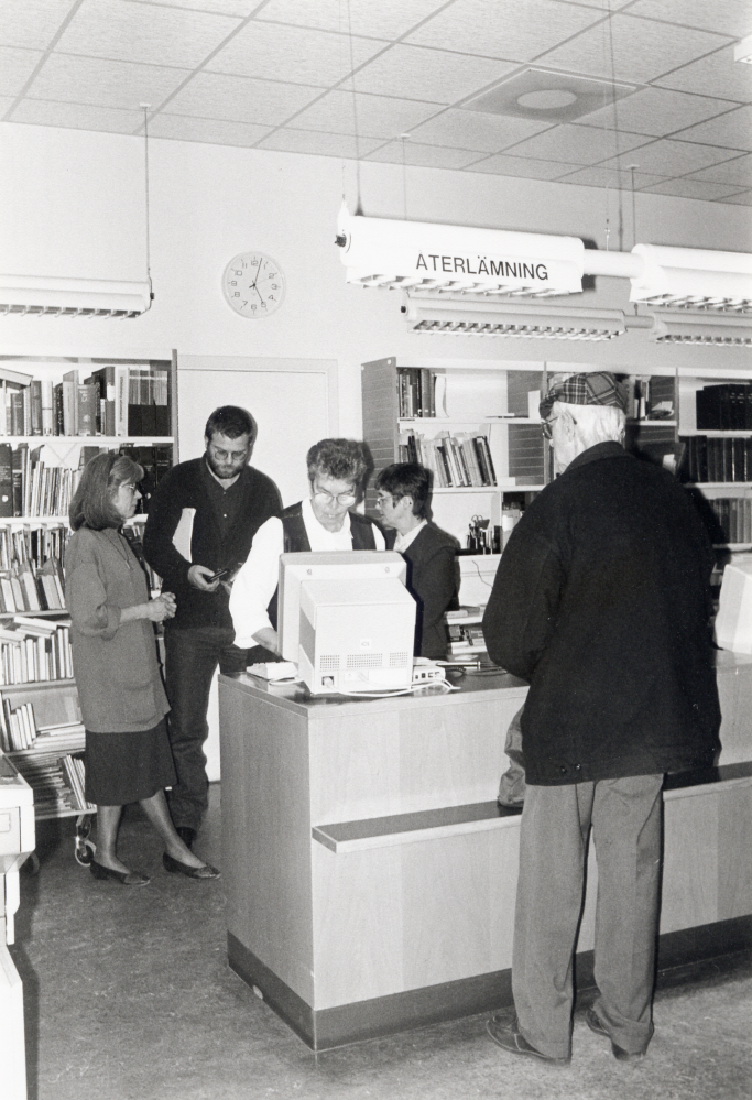 Vallentuna bibliotek datoriseras med system Btj 2000.  Biblioteket har varit stängt till kl 17.00.  Bland de första låntagarna kl 17.02 är Herbert Krook.  Bakom disken står fr v Pirkko Mickelsson, kommunens datasamordnare Björn Björk, vid datorn Eivor Tillborg, och Bibliotekstjänsts instruktör Monica Wiksten-Engstrand