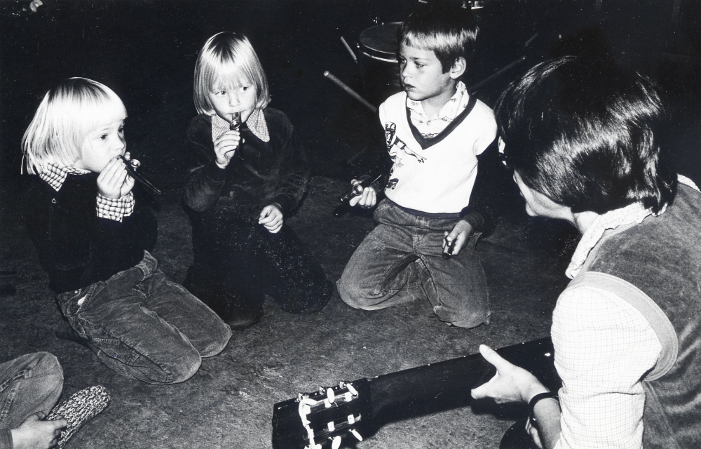 Musiklek med Elsa-Gun Gustafson i barnavdelningen på Vallentuna bibliotek på Allévägen. Här spelar Elsa-Gun gitarr och barnen spelar kazoo
