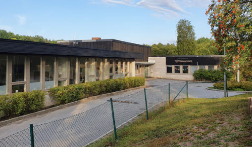 Gustav Vasaskolans byggnad och delar av entrén.