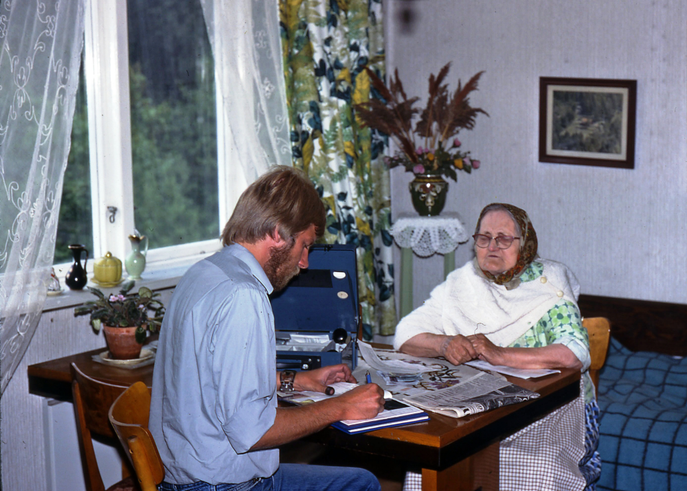 En arbetsdag med lantbrevbärare Mikael Mattson. Lantbrevbäring i Rockelstaberg; Lantbrevbärare Mikael Matsson och Ester Gustavsson i Rockelstaberg. Huset är rivet p g a byggnation av bro över till Gillingebanan. Ester tillsammans med hennes man Josef sålde blommor och grönsaker på torghandeln i Stockholm. I granngården Rockelsta kvarn uppfödde man kaniner under krigsåren.