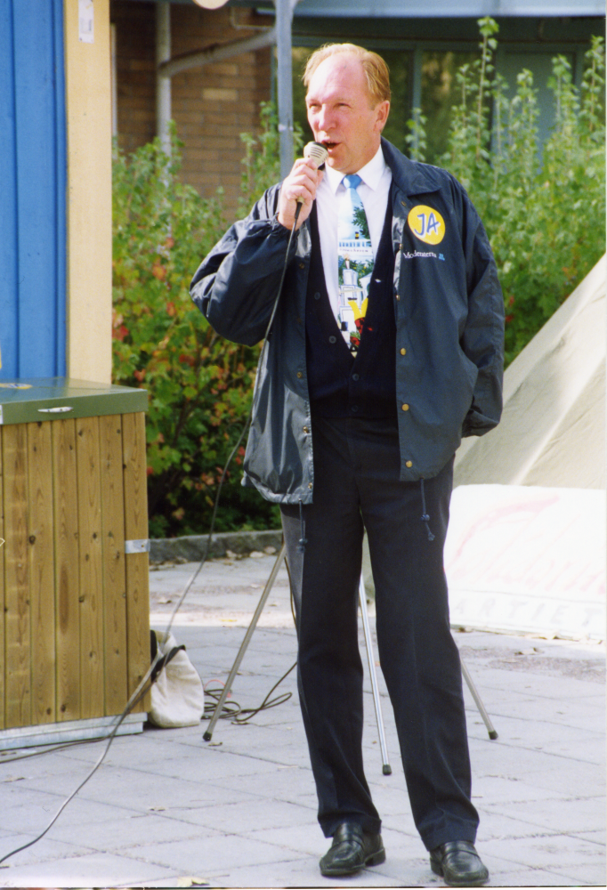 Elwe Nilsson från Moderaterna talar på Tuna torg inför valet 1994. Elwe Nilsson var från slutet av 1970-talet kommunalråd i Vallentuna kommun.