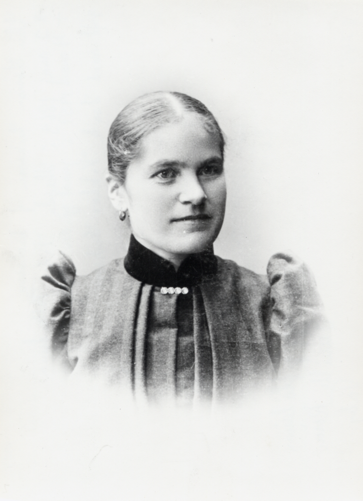 Elin Lovisa Eriksson, född Axelsson föddes 2 maj 1863 i Skesta i Vada.  Hon var gift med Viktor Eriksson och dog den 4 mars 1951 i Täby prästgård, som hennes man arrendare 1907 till sin död 1919