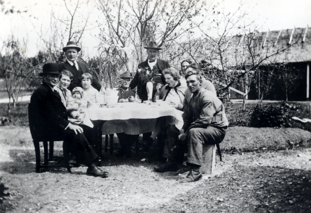 Födelsedagsfest hos familjen Mörk i Västlunda Fr v Jacob Mörk Gunhild Mörk med Gun-Britt Mörk i knäet och Alice Mörk bredvid, Nils Mörk Karl-Alfred Mörk (född 1858), Erik Mörk, Elin Mörk Elsa Mörk Thyra Mörk och Ivar Mörk
