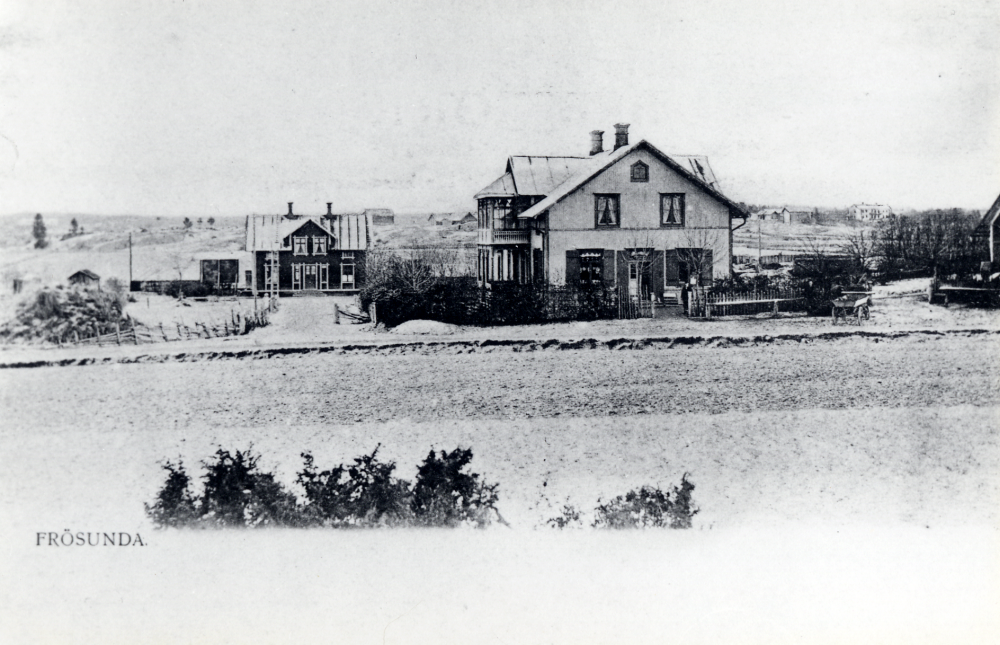 Från vänster  Frösunda järnvägsstation,   Frösunda handel  och i bakgrunden längst t v  Bergs gård