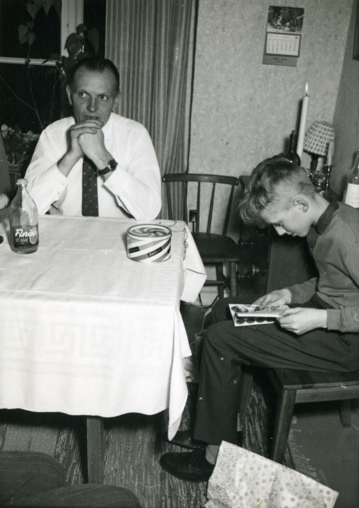 Gerhard och Lennart Holm i vardagsrummet i Granebo, Markim