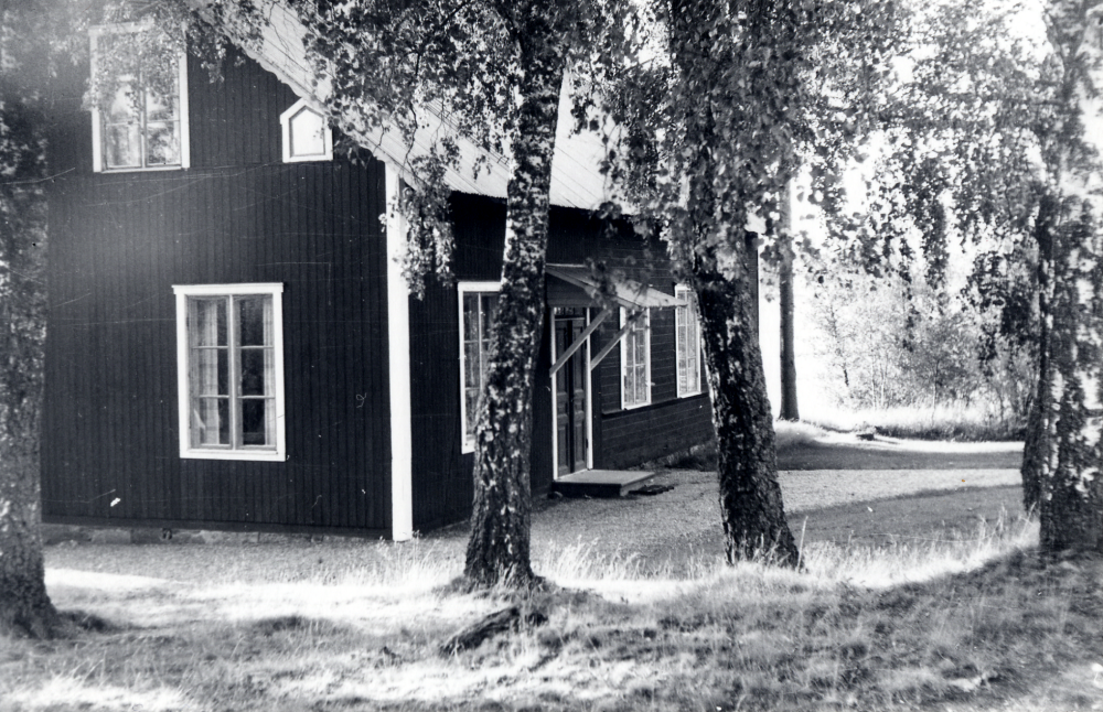Blåbandslokalen Klippan i Frösunda, numera bostad för familjen Uby.  Huset byggdes som samlingslokal för medlemmarna i nykterhetsföreningen Blå Bandet.  Huset ligger mittemot Åvasta skola.  Blå Bandet  och Frösunda Missionsförsamling  delade på verksamheten i Klippan från början
