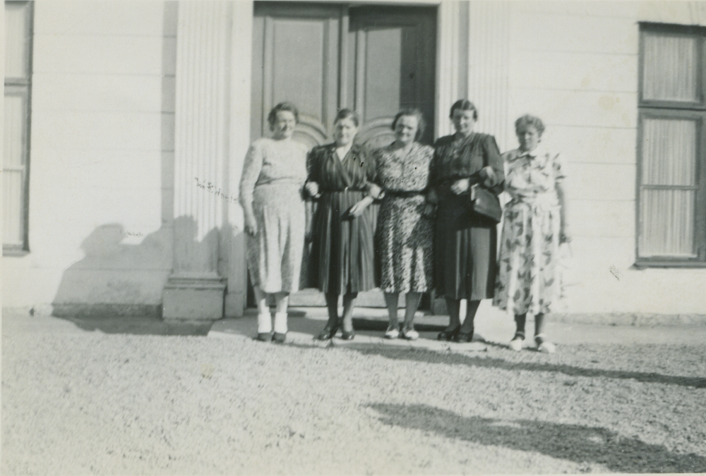 Ruth Wester, Anna Lisa Fredlund, Sally Johansson, Märta Wester vid Lilla Benhamra. Ett namn saknas. Troligen början av 1950-talet.