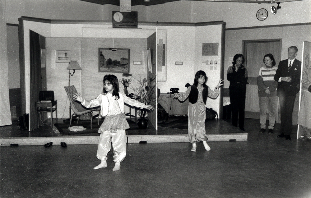 Vallentunas festival pågick 21-27 mars och var en gemenskapsfestival med invandrad kultur i olika former,   presenterad med utställning i Vallentunasalen, musik, dans och teater på Vallentuna teater, mat från olika länder i  skolorna och på Väsbygården, marknad och extrapriser i    affärerna och mycket annat.  Här dansar  barn i Vallentunasalen.  I bakgrunden syns en miljö sammanställd av Fred Berglund, han står längst t h tillsammans med Herta Eklund, kommunens flyktingsamordnare