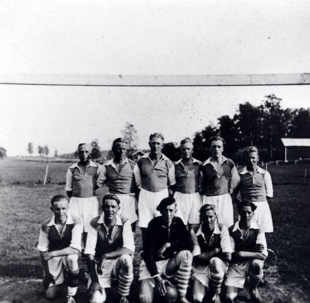 Frösunda SK på på fotbollsplanen vid Granhammar i Frösunda I övre raden står fr v Sven Norlin, Börje Wiberg, Folke Fröman, Bengt Hessler, Harry Sundström och David Lidman.  I nedre raden fr v  Lill-Holger Jansson, Kalle Svärd, Stig Öhman, Lasse Wester och Malkolm Jansson