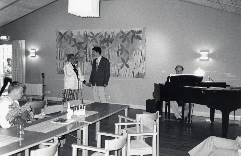 Sommarfest vid Vallentuna kyrka.  I  Mathiasgården skall Calle Rahmqvist sjunga och presenteras av kyrkoherde Gunnevi Styrström.  Vid flygeln sitter Leif Johansson