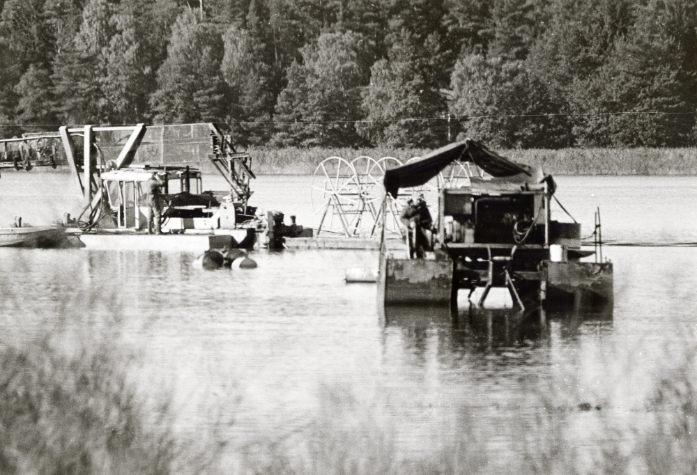 Vallentuna värmeverk AB gräver ner 36 mil slang i Vallentunasjöns lerbotten. Det uppvärmada vattnet från slangarna pumpas till värmeverkets värmeväxlare för uppvärmning av hus och varmvatten till fjärrvärmenätets abonnenter