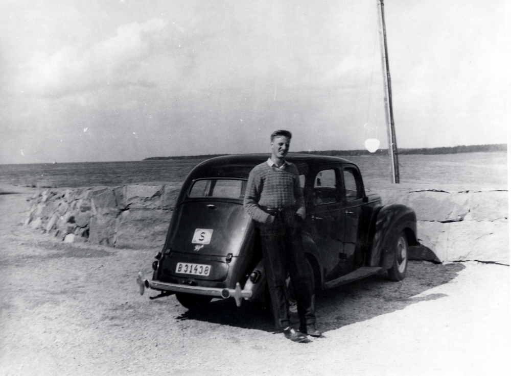 Arne Johansson vid fadern Rubens bil, en Ford Prefect, på utfärd till Öregrund.  Bilen fick Rubens son Rune när han gifte sig med Berit 1961.  Bilen såldes för 
50 kr 1962.  Ruben och hans hustru Rosa bodde i Gillberga i Lilla Garn, där bor  2004 Rune och hustrun Berit
