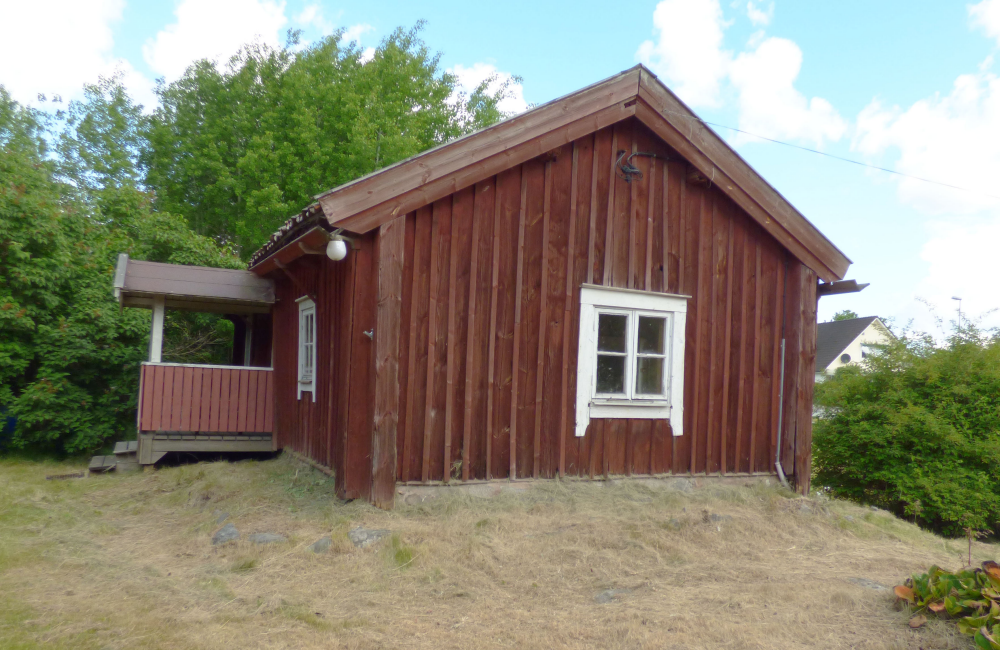 Längst söderut vid Sundbyvägen ligger en parstuga, oftast kallat Sundbytorpet. Stugan har dock alltid legat på Brottby bys ägor. Byggnadsåret är okänt, men byggsättet var vanligt i mitten av 1800-talet. Det fanns byggnader här redan på 1700-talet. De var antagligen smedja och smedbostad, eftersom markbitarna nära husen kallas ”smedstäpporna”. Då parstugan byggdes finns inte några markeringar på kartan att det skulle vara en smedsbostad, smedjan hade istället flyttats närmare Brottby gård och ligger i anslutning till infarten till gården.

De två skorstenarna avslöjar att det i huset finns två spisar/ugnar, något som var regel i parstugorna. Huset består, som oftast i parstugorna, av ett större och ett mindre rum och beboddes av två familjer. Mellan rummen finns en förstuga där en vattentoalett inretts under 1990-talet, då Össeby hembygdsförening disponerade huset.

Entrén är vänd från vägen. Det kan ha sin förklaring i att huset användes av arbetare på det garveri som låg nedåt ån.