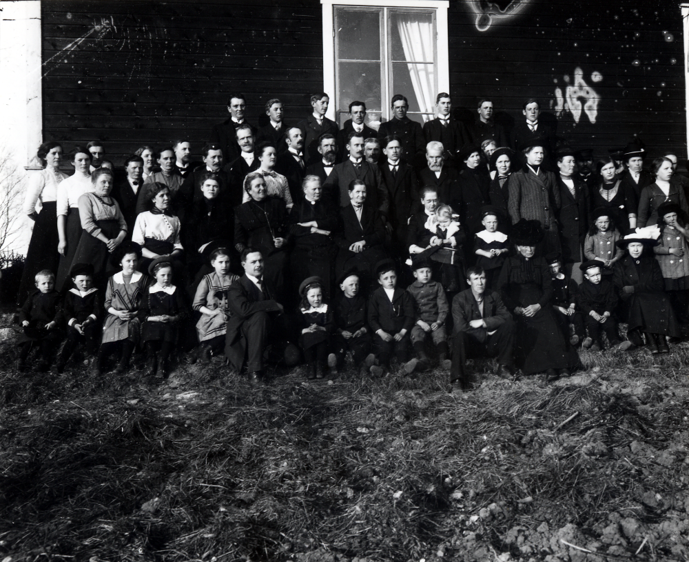 Nykterhetsföreningen Blå bandet samlade utanför föreningens lokal Klippan i Frösunda.  Blå Bandet  och Frösunda Missionsförsamling delade på verksamheten i Klippan