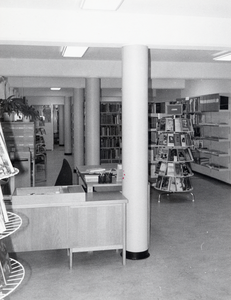 Interiör från Karby bibliotek sett från låneexpeditionen ner mot den nya barnavdelningen. Biblioteket renoverades sommaren 1987.