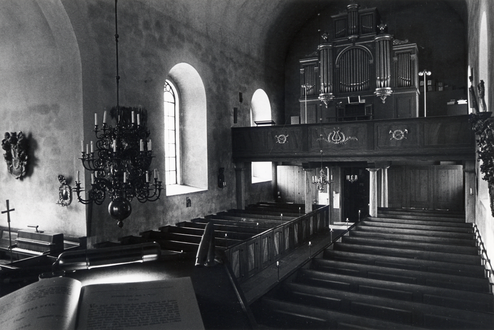 Interiör från Vallentuna kyrka fotograferat från predikstolen med kyrkorgeln i bakgrunden